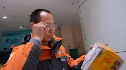 快遞員不小心撞壞豪車，被索賠150萬，當他摘下口罩，車主不只不要錢，還馬上下跪賠罪！