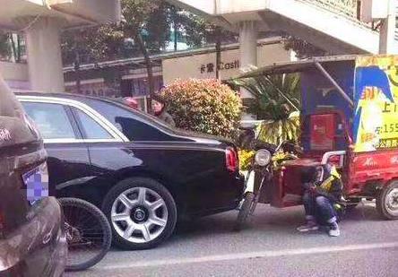 快遞員不小心撞壞豪車，被索賠150萬，當他摘下口罩，車主不只不要錢，還馬上下跪賠罪！