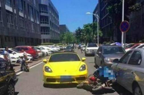 快遞員不小心撞壞豪車，被索賠150萬，當他摘下口罩，車主不只不要錢，還馬上下跪賠罪！