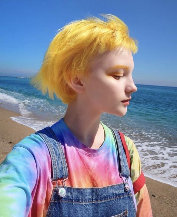 最會染的少女！19歲正妹「染過世上所有顏色」　連最醜「青色」都能演繹成仙氣精靈❤