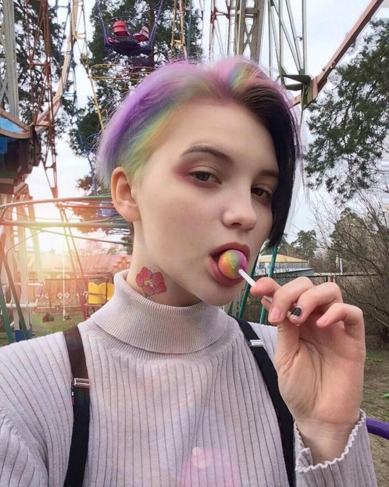 最會染的少女！19歲正妹「染過世上所有顏色」　連最醜「青色」都能演繹成仙氣精靈❤