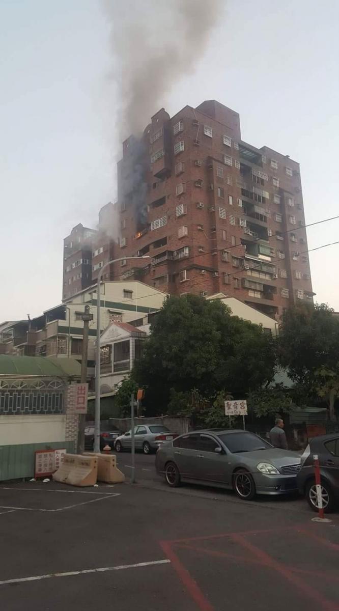 800度大火把整戶燒到焦黑,全家人因為1個「正確動作」5人毫髮無傷!