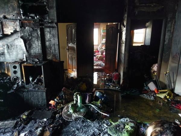 800度大火把整戶燒到焦黑,全家人因為1個「正確動作」5人毫髮無傷!