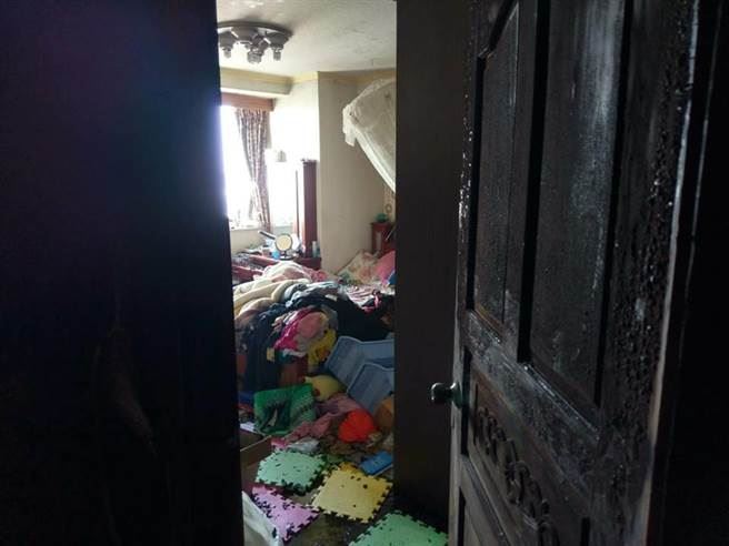 800度大火把整戶燒到焦黑,全家人因為1個「正確動作」5人毫髮無傷!