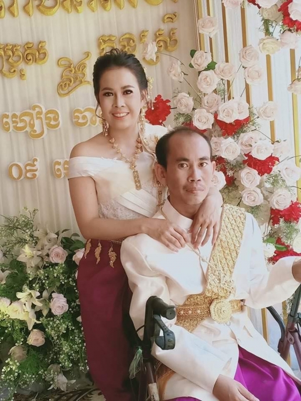 男子與親妹結婚「全程低頭淚崩」　真相被挖出「背後超心酸」