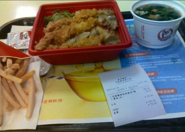 吃肯德基時，為何餐盤上總墊一張紙，服務員：很多人「不懂裝懂」