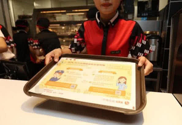 吃肯德基時，為何餐盤上總墊一張紙，服務員：很多人「不懂裝懂」