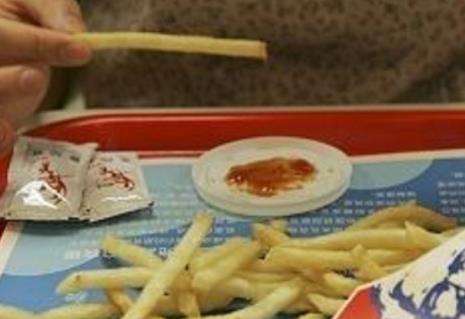 吃肯德基時，為何餐盤上總墊一張紙，服務員：很多人「不懂裝懂」