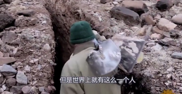男子隱居沙漠不願走，25年後被人發現，進入洞口後驚歎：這是異世嗎？