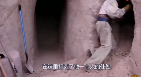 男子隱居沙漠不願走，25年後被人發現，進入洞口後驚歎：這是異世嗎？