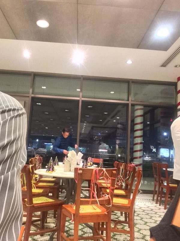 爺爺超期待跟家人慶生「但沒人出現」　他只好鼓起勇氣站起來：願意為我唱生日歌嗎？
