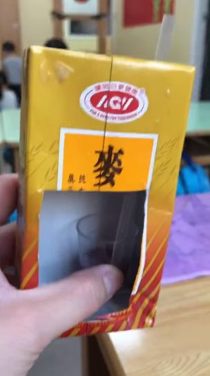 小孩吃藥像打仗！幼稚園老師炫「超狂餵藥絕招」　小男孩咕嚕狂喝「下一秒呆萌反應」笑翻全網：大人世界太黑暗