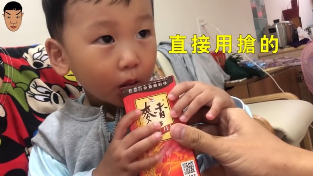 小孩吃藥像打仗！幼稚園老師炫「超狂餵藥絕招」　小男孩咕嚕狂喝「下一秒呆萌反應」笑翻全網：大人世界太黑暗