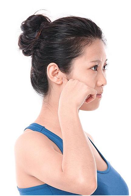 年紀大出現耳聾、耳鳴？醫生提醒，按摩這5個穴位，有效緩解症狀