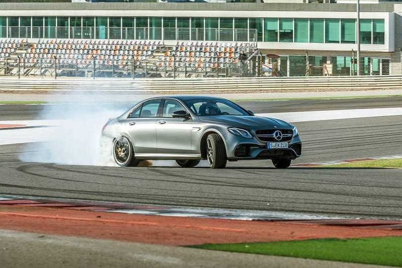 甩尾模式才是王道！Mercedes-AMG未來新車將全轉為四驅設定 | 車壇新訊