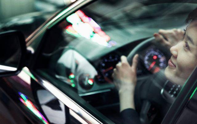 為啥有的車主開車窗只開一側？很多人都不知道，一起了解一下！
