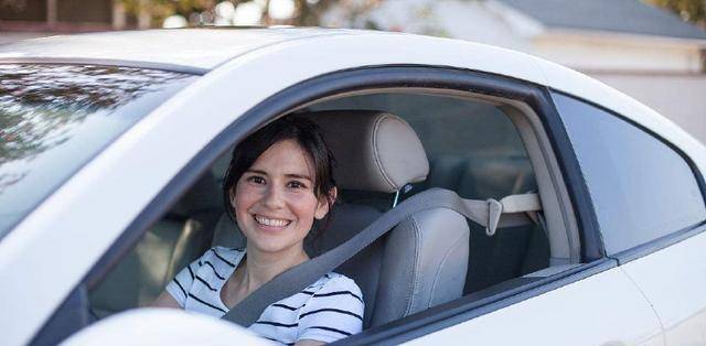 為啥有的車主開車窗只開一側？很多人都不知道，一起了解一下！