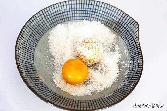 軟糯香甜的小點心，蒸南瓜加上椰絲，上桌就被搶光