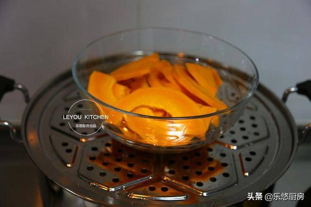 軟糯香甜的小點心，蒸南瓜加上椰絲，上桌就被搶光