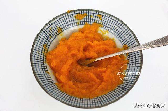 軟糯香甜的小點心，蒸南瓜加上椰絲，上桌就被搶光