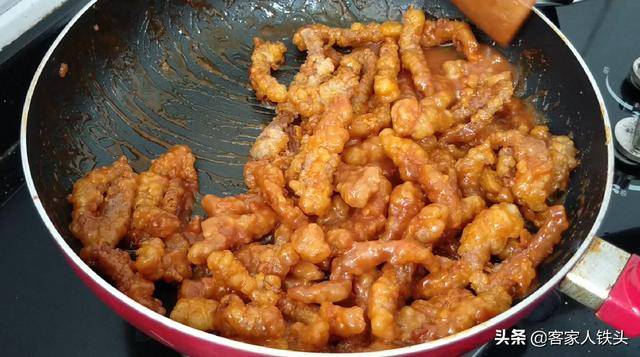 瘦肉絲中打2個雞蛋，實在太好吃，做法簡單，味美解饞越吃越香