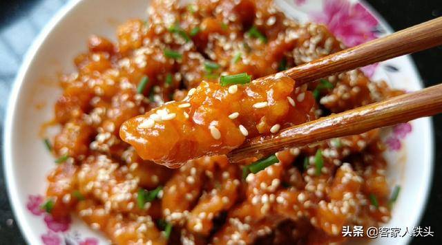 瘦肉絲中打2個雞蛋，實在太好吃，做法簡單，味美解饞越吃越香