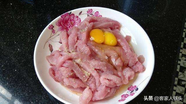 瘦肉絲中打2個雞蛋，實在太好吃，做法簡單，味美解饞越吃越香