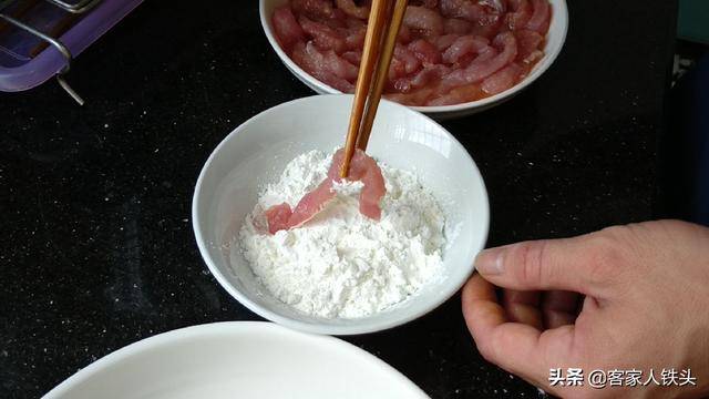 瘦肉絲中打2個雞蛋，實在太好吃，做法簡單，味美解饞越吃越香
