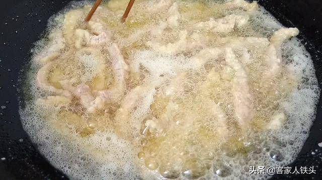 瘦肉絲中打2個雞蛋，實在太好吃，做法簡單，味美解饞越吃越香