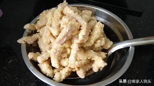 瘦肉絲中打2個雞蛋，實在太好吃，做法簡單，味美解饞越吃越香