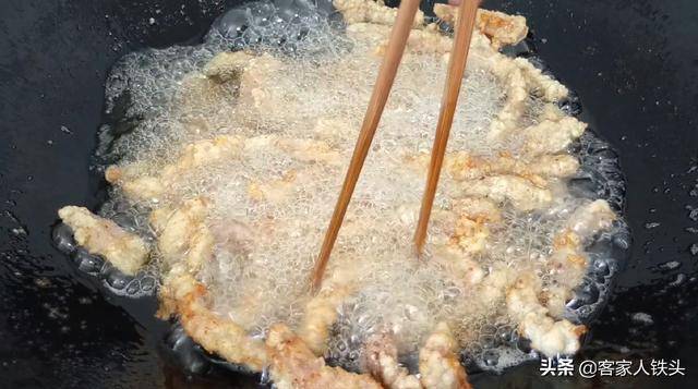 瘦肉絲中打2個雞蛋，實在太好吃，做法簡單，味美解饞越吃越香
