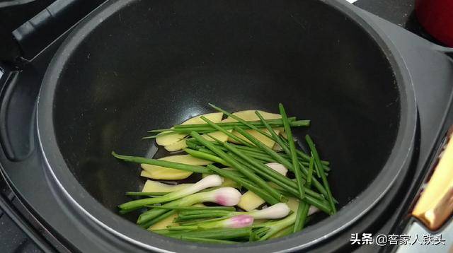 吃雞，就愛這一個電飯鍋懶人做法，出鍋咸香好吃，1人能吃完1整隻