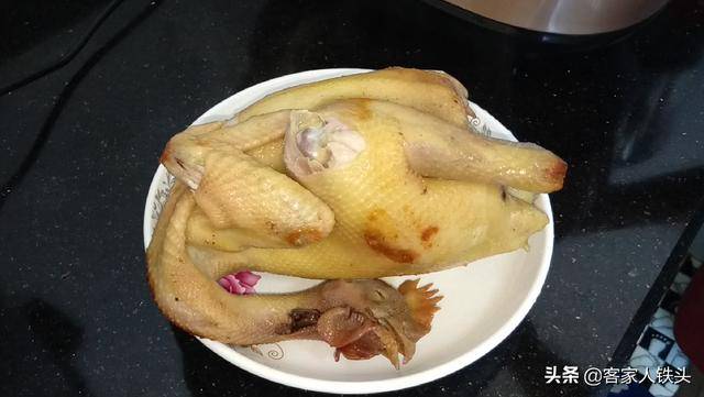 吃雞，就愛這一個電飯鍋懶人做法，出鍋咸香好吃，1人能吃完1整隻