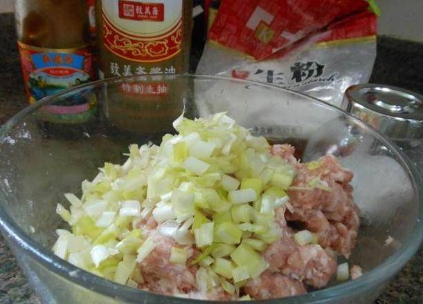 鮮蝦雲吞鮮甜美味，吃起來爽滑鮮香，美味誘人