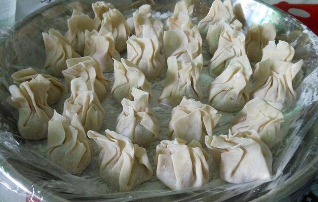 鮮蝦雲吞鮮甜美味，吃起來爽滑鮮香，美味誘人