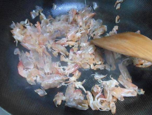 鮮蝦雲吞鮮甜美味，吃起來爽滑鮮香，美味誘人