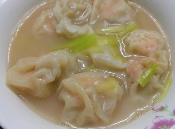 鮮蝦雲吞鮮甜美味，吃起來爽滑鮮香，美味誘人
