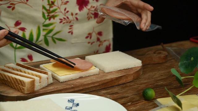 「吐司怎麼吃」香煎蛋奶西多士，芝士加火腿的豪華升級
