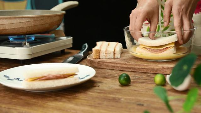 「吐司怎麼吃」香煎蛋奶西多士，芝士加火腿的豪華升級