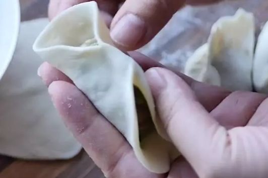 教你做冰花鍋貼：只需記住2點，鍋貼焦香多汁，好吃停不下來