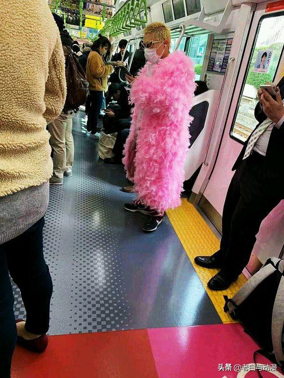 海賊王：有人cos明哥坐電車，網友吐槽：明哥出獄了！