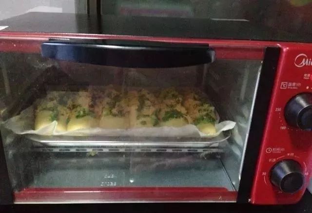 會拉絲的香蔥肉鬆麵包，基本店面每個店面都賣的熱銷品