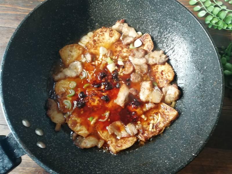 做紅燒豆腐時，多加入1勺這個調料，豆腐味道香，顏色好，有食慾