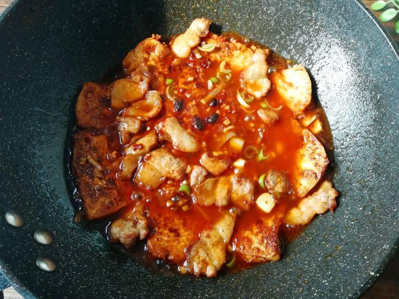 做紅燒豆腐時，多加入1勺這個調料，豆腐味道香，顏色好，有食慾