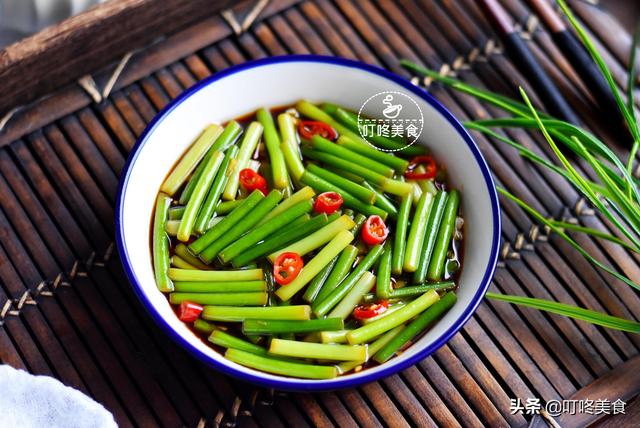 蒜苔最好吃的做法，簡單一拌，開胃又下飯，三天不吃饞得慌！