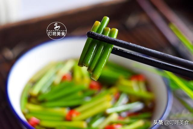 蒜苔最好吃的做法，簡單一拌，開胃又下飯，三天不吃饞得慌！