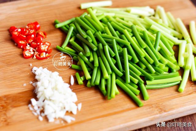 蒜苔最好吃的做法，簡單一拌，開胃又下飯，三天不吃饞得慌！