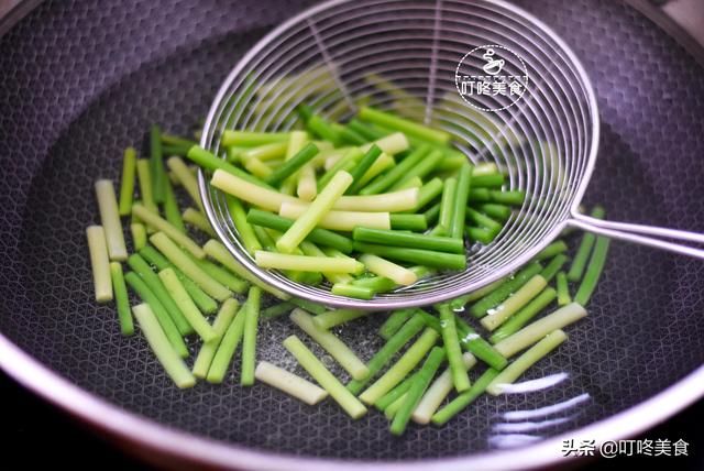 蒜苔最好吃的做法，簡單一拌，開胃又下飯，三天不吃饞得慌！