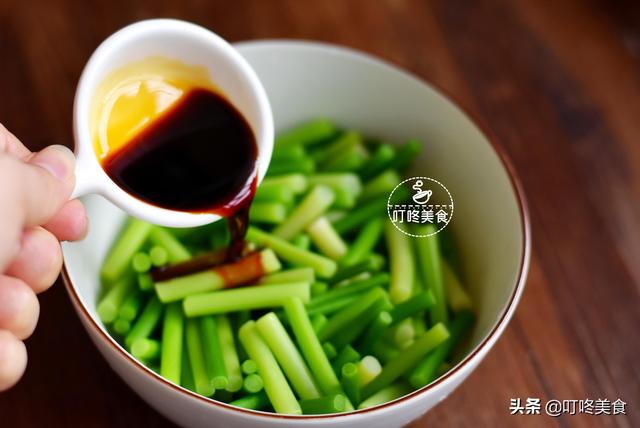 蒜苔最好吃的做法，簡單一拌，開胃又下飯，三天不吃饞得慌！