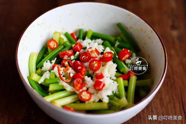 蒜苔最好吃的做法，簡單一拌，開胃又下飯，三天不吃饞得慌！